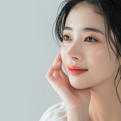 동안/리프팅 — 볼에 손을 댄 여성 모델