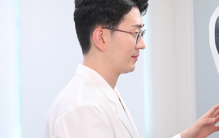 1:1 맞춤 성형 — CT 촬영 장비 앞에서 환자를 맞추는 흰 가운의 의료진